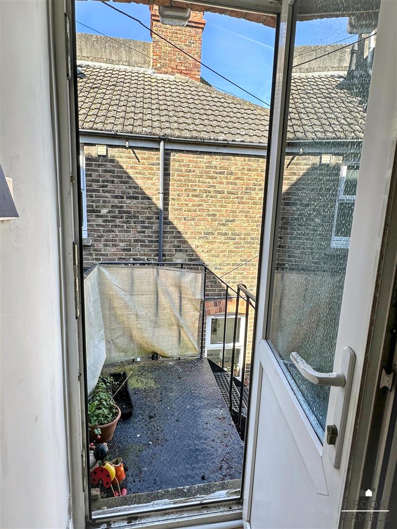 3 Bedroom Maisonette. Vicarage Road in Eastbourne,  9